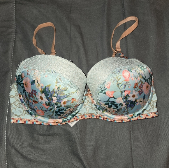 Victoria's Secret 32d Floral - Picture 1 of 2
